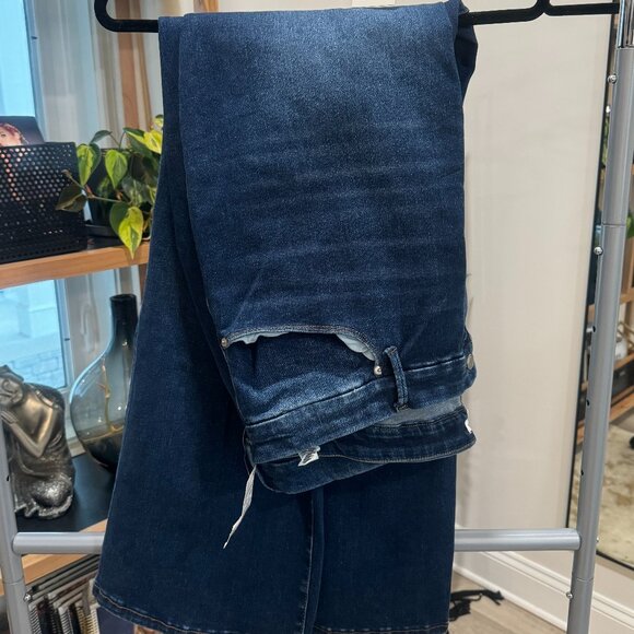 GOOD AMERICAN ALWAYS FITS GOOD CLASSIC BOOTCUT JEANS - Picture 2 of 3